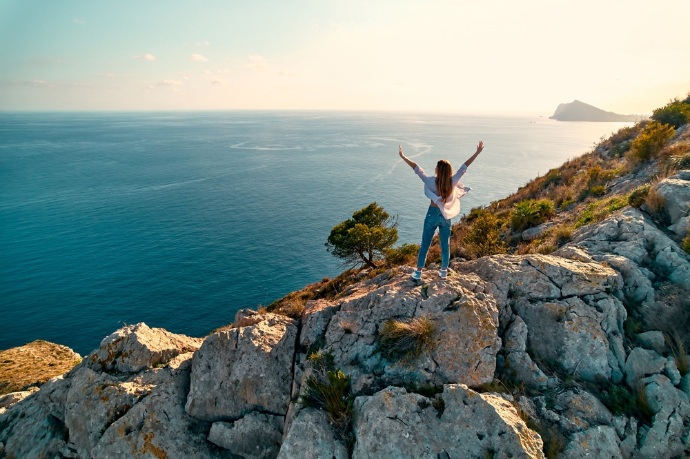 Turystka na klifie nad oceanem. 