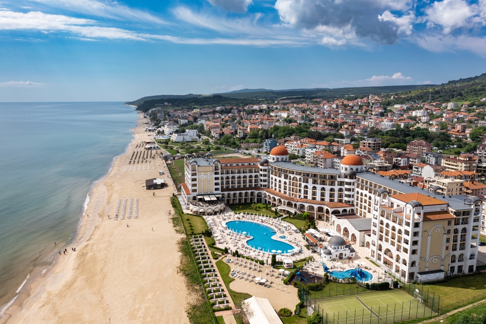 Najdłuższa plaża pomiędzy najpopularniejszymi kurortami Złote Piaski i Słoneczny Brzeg. Widok z lotu ptaka na nadmorski kurort Obzor nad Morzem Czarnym w Bułgarii.
