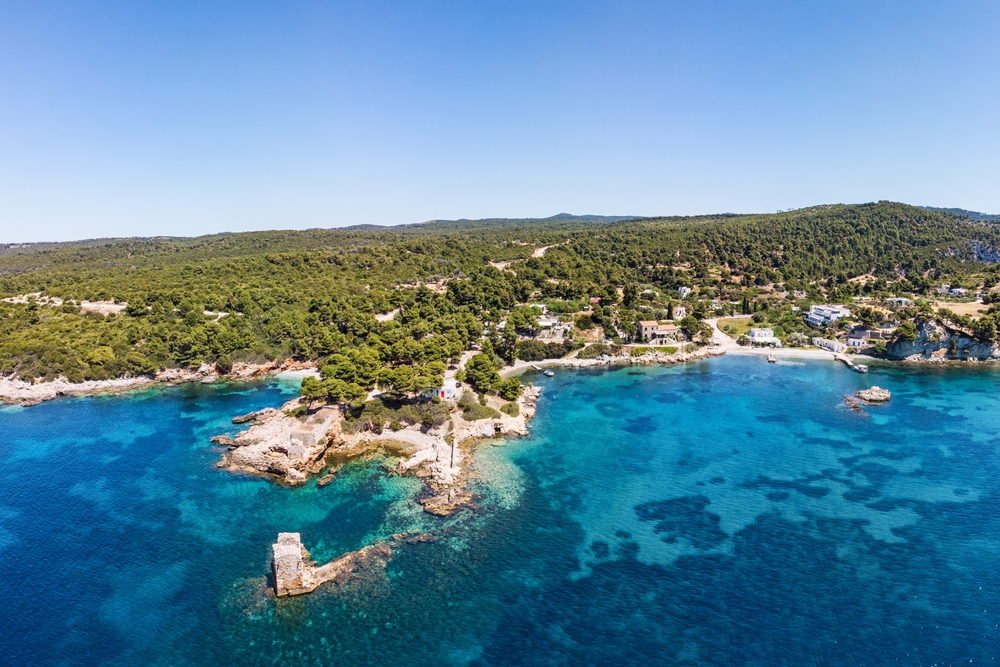 Widok z lotu ptaka na plaże Atsitsa na wyspie Skyros na Sporadach, Grecja. Zielone drzewa