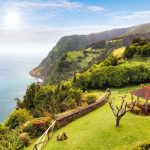 Punkt widokowy, widok na ogród na górze i ocean w Miradouro da Ponta do Sossego Nordeste, Sao Miguel, Azory, Portugalia.