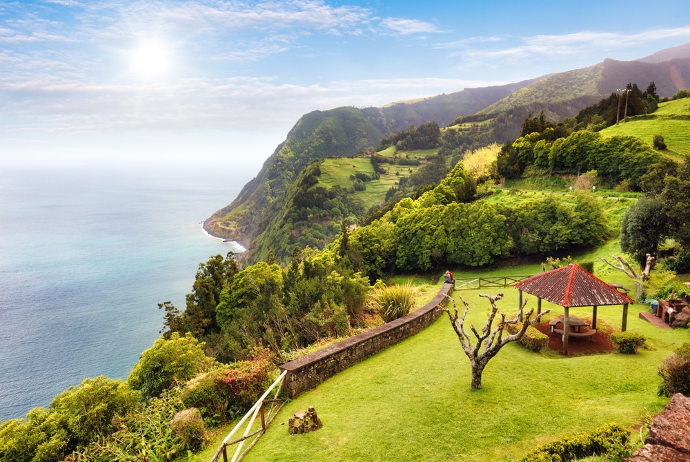 Punkt widokowy, widok na ogród na górze i ocean w Miradouro da Ponta do Sossego Nordeste, Sao Miguel, Azory, Portugalia.