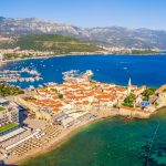Stare miasto Budva, twierdza i morze w słoneczne lato. Czarnogóra