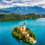 Piękne góry i jezioro Bled z małym kościołem pielgrzymkowym. Bled, Słowenia, Europa.