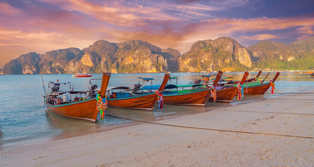 Łodzie, zachód słońca, Tajlandia