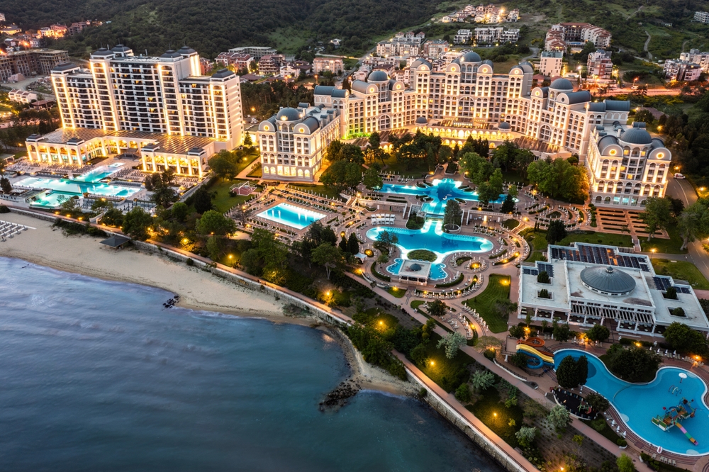 Widok z lotu ptaka na nadmorski kurort Słoneczny Brzeg nad Morzem Czarnym, Bułgaria nocą